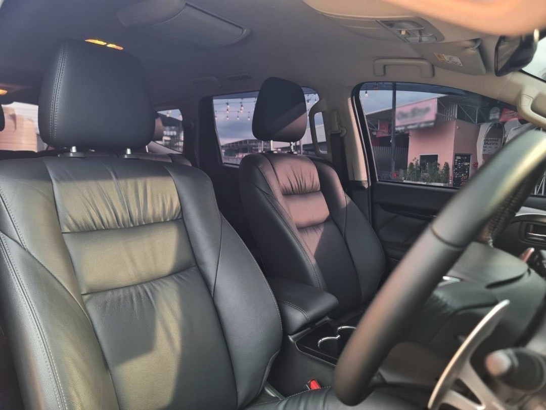2018 Mitsubishi Pajero Sport สีดำ (รูปที่ 6)