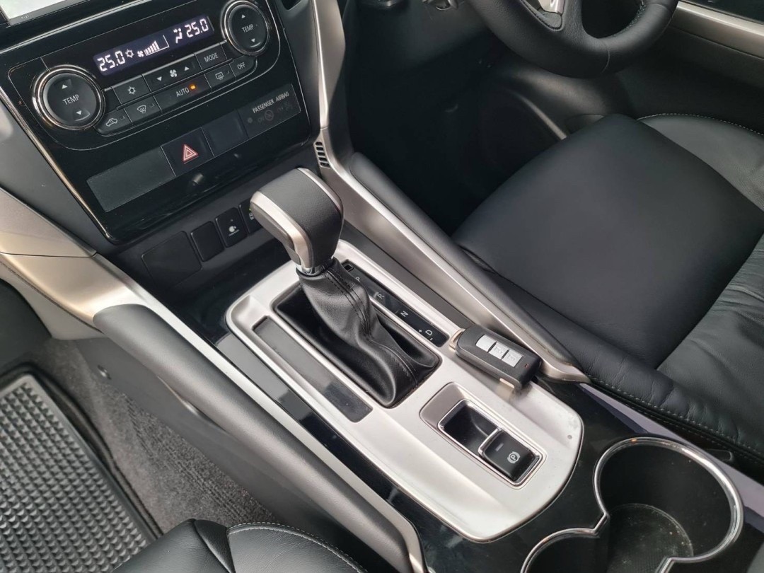 2018 Mitsubishi Pajero Sport สีดำ (รูปที่ 2)