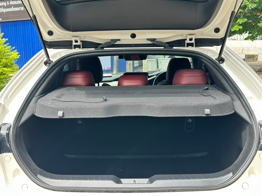 2021 Mazda 3 Fastback สีขาว (รูปที่ 3)