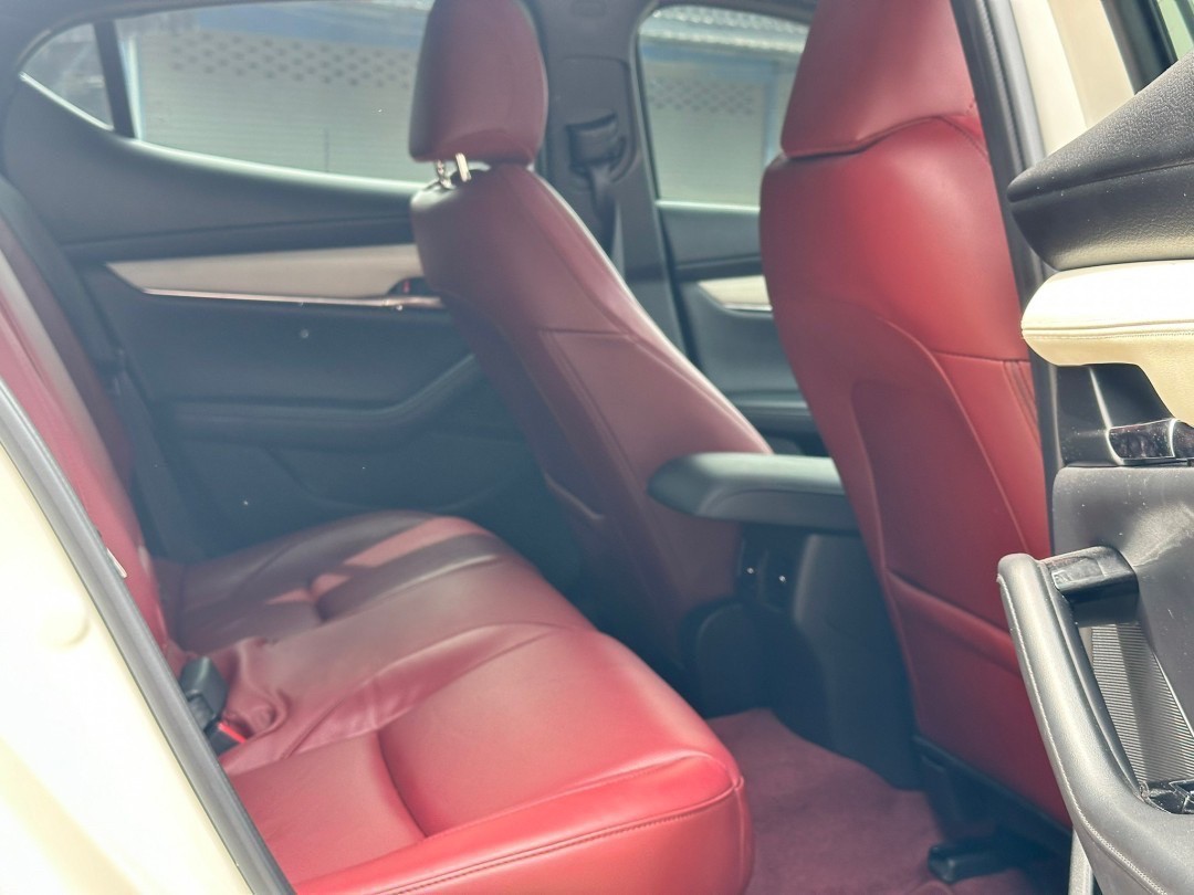 2021 Mazda 3 Fastback สีขาว (รูปที่ 2)