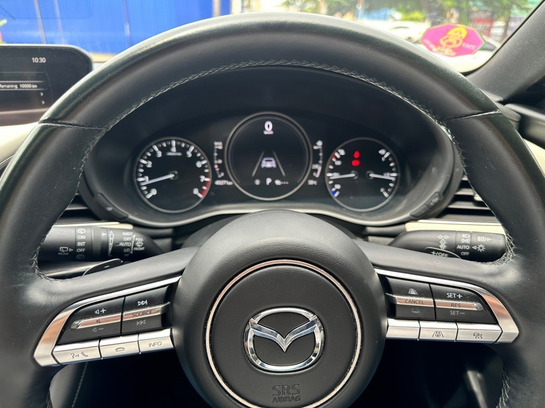 2021 Mazda 3 Fastback สีขาว (รูปที่ 6)