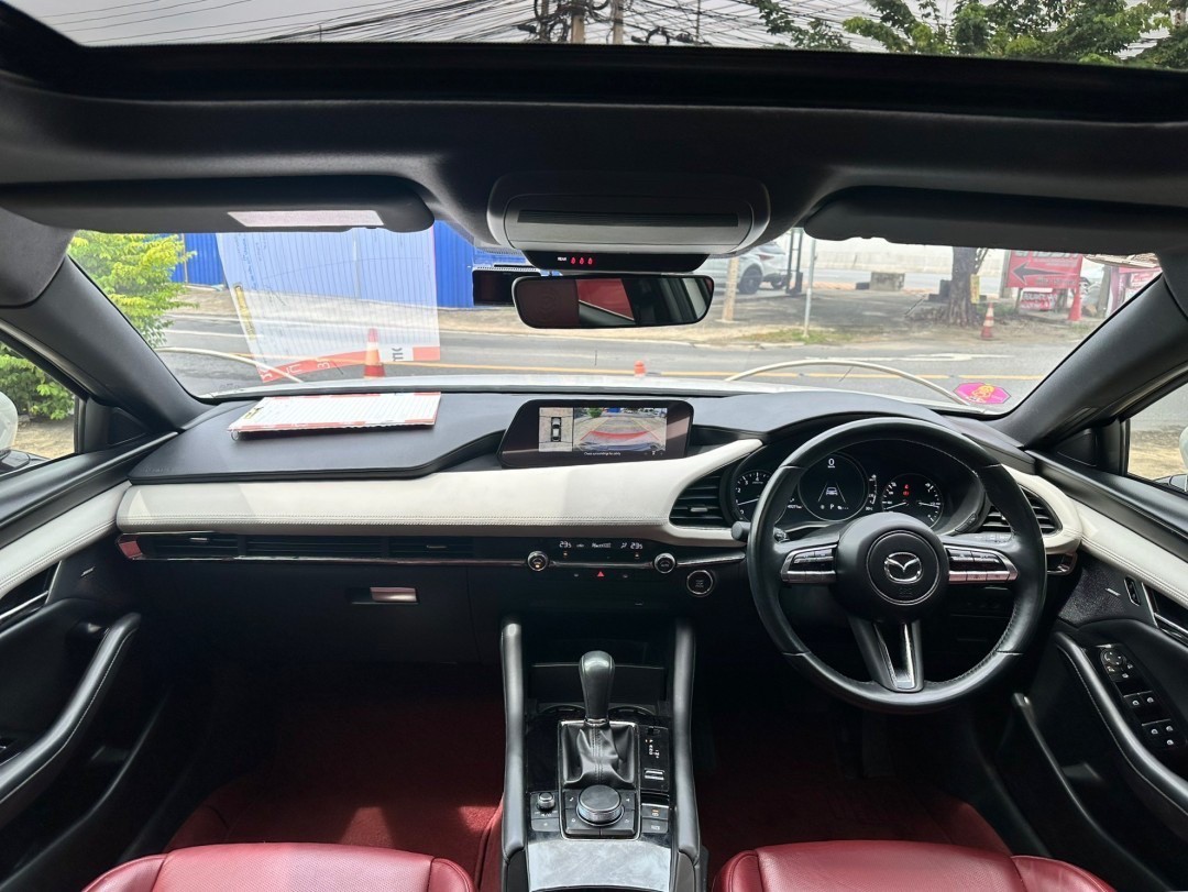 2021 Mazda 3 Fastback สีขาว (รูปที่ 5)