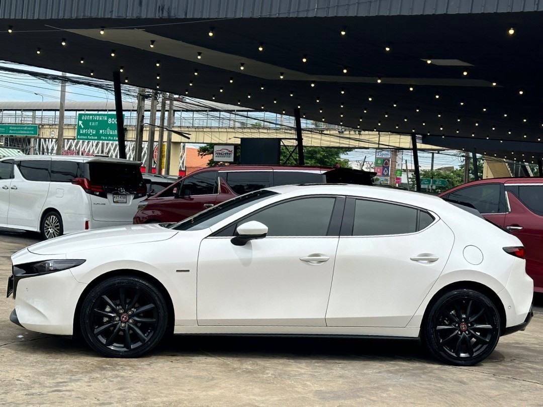 2021 Mazda 3 Fastback สีขาว (รูปที่ 7)