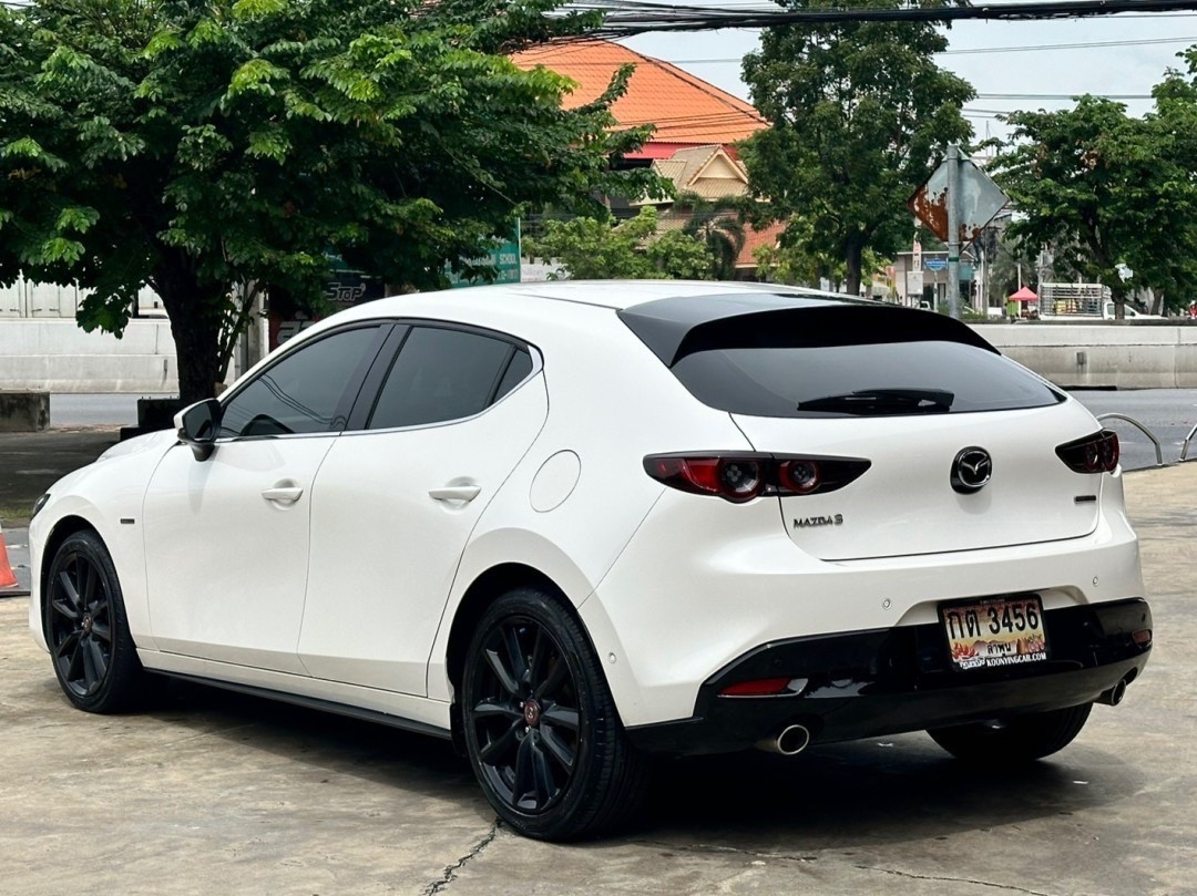 2021 Mazda 3 Fastback สีขาว (รูปที่ 10)