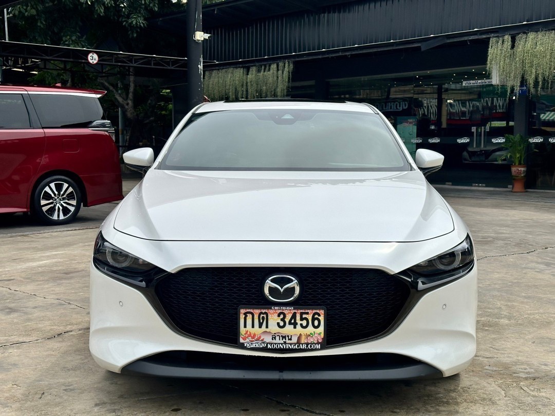 2021 Mazda 3 Fastback สีขาว (รูปที่ 8)