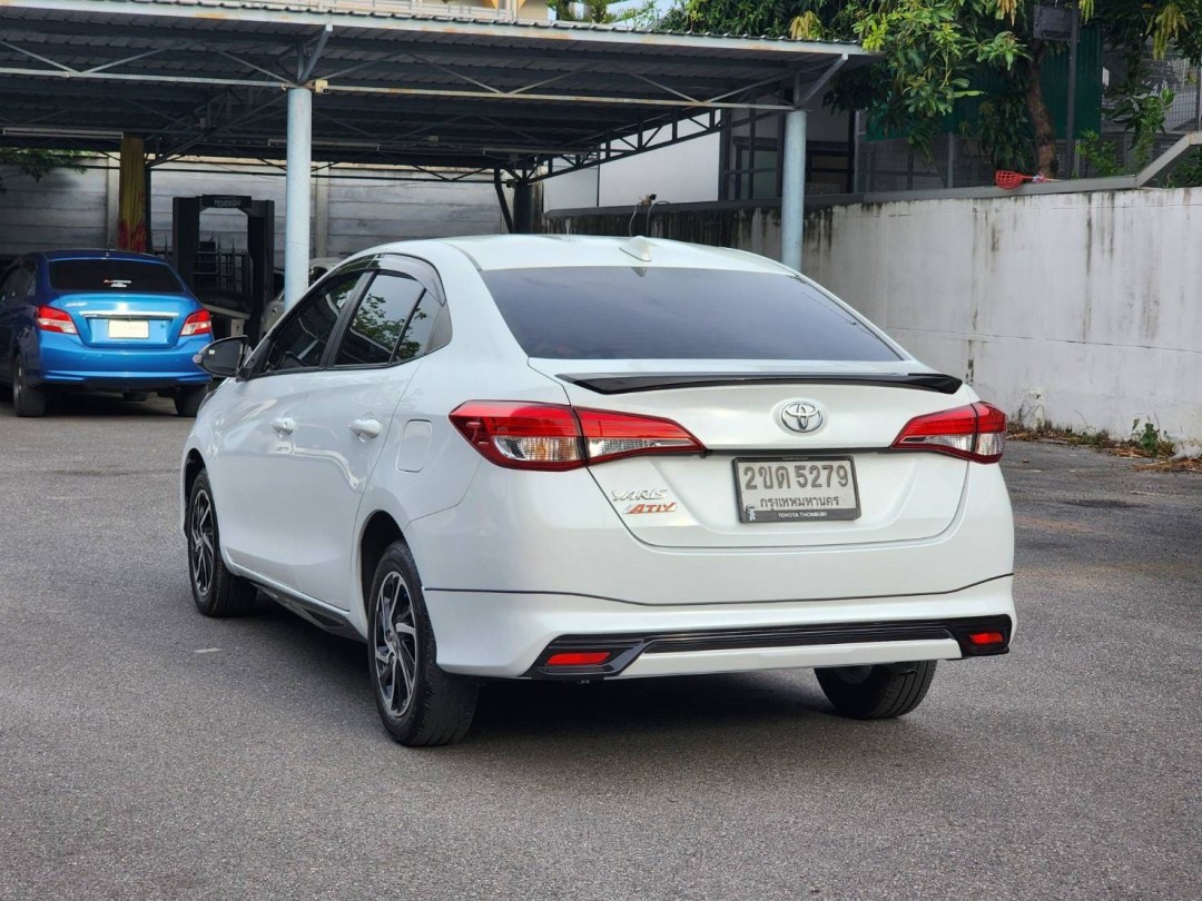 2021 Toyota Yaris Ativ สีขาว (รูปที่ 9)