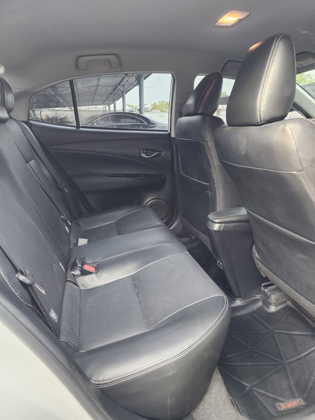 2021 Toyota Yaris Ativ สีขาว (รูปที่ 6)