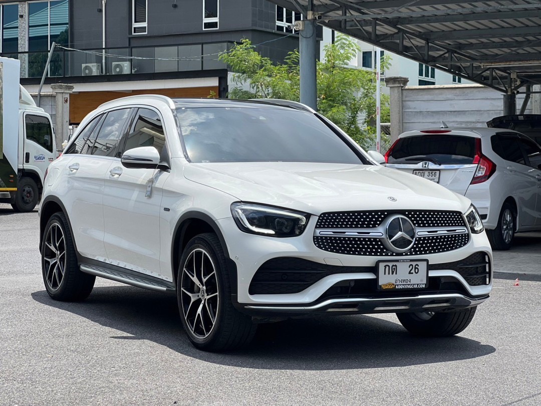 2021 Mercedes-Benz GLC-Class GLC 300 e 4MATIC AMG สีขาว
