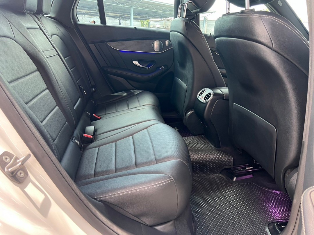 2021 Mercedes-Benz GLC-Class GLC 300 e 4MATIC AMG สีขาว (รูปที่ 5)