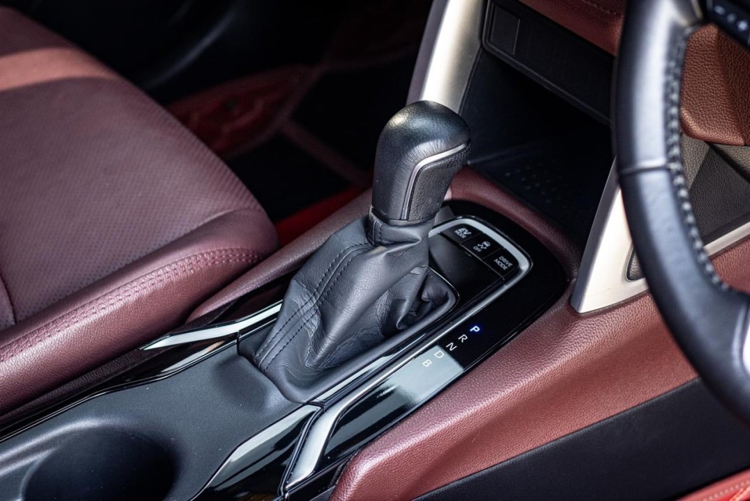 2021 Toyota Corolla CROSS 1.8 Hybrid Premium สีเทา (รูปที่ 5)