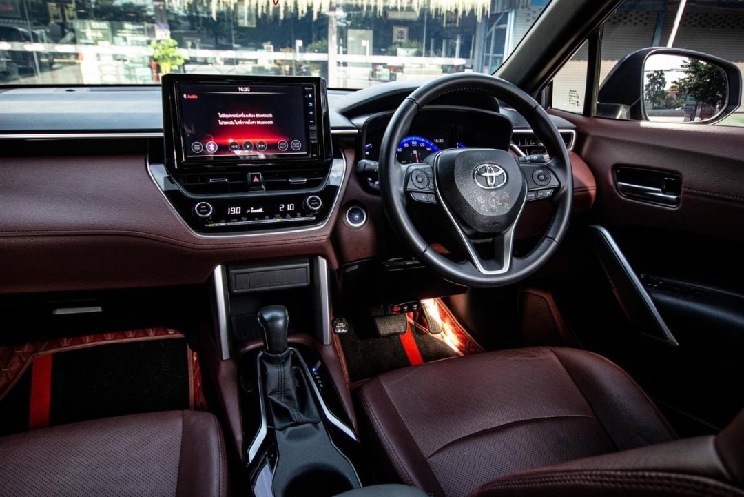 2021 Toyota Corolla CROSS 1.8 Hybrid Premium สีเทา (รูปที่ 2)