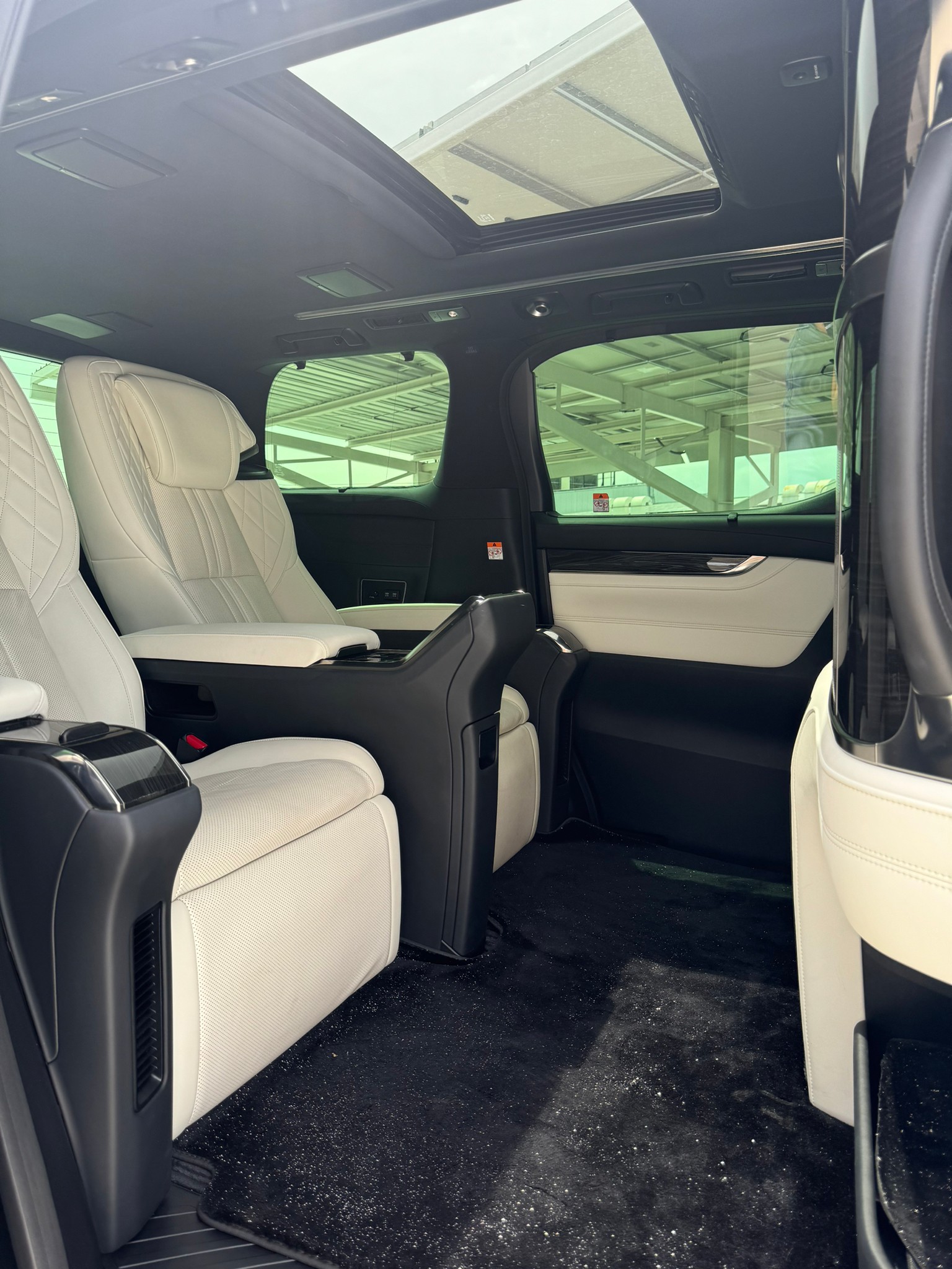 2022 Lexus LM300h (Executive 4 Seats) สีดำ (รูปที่ 4)