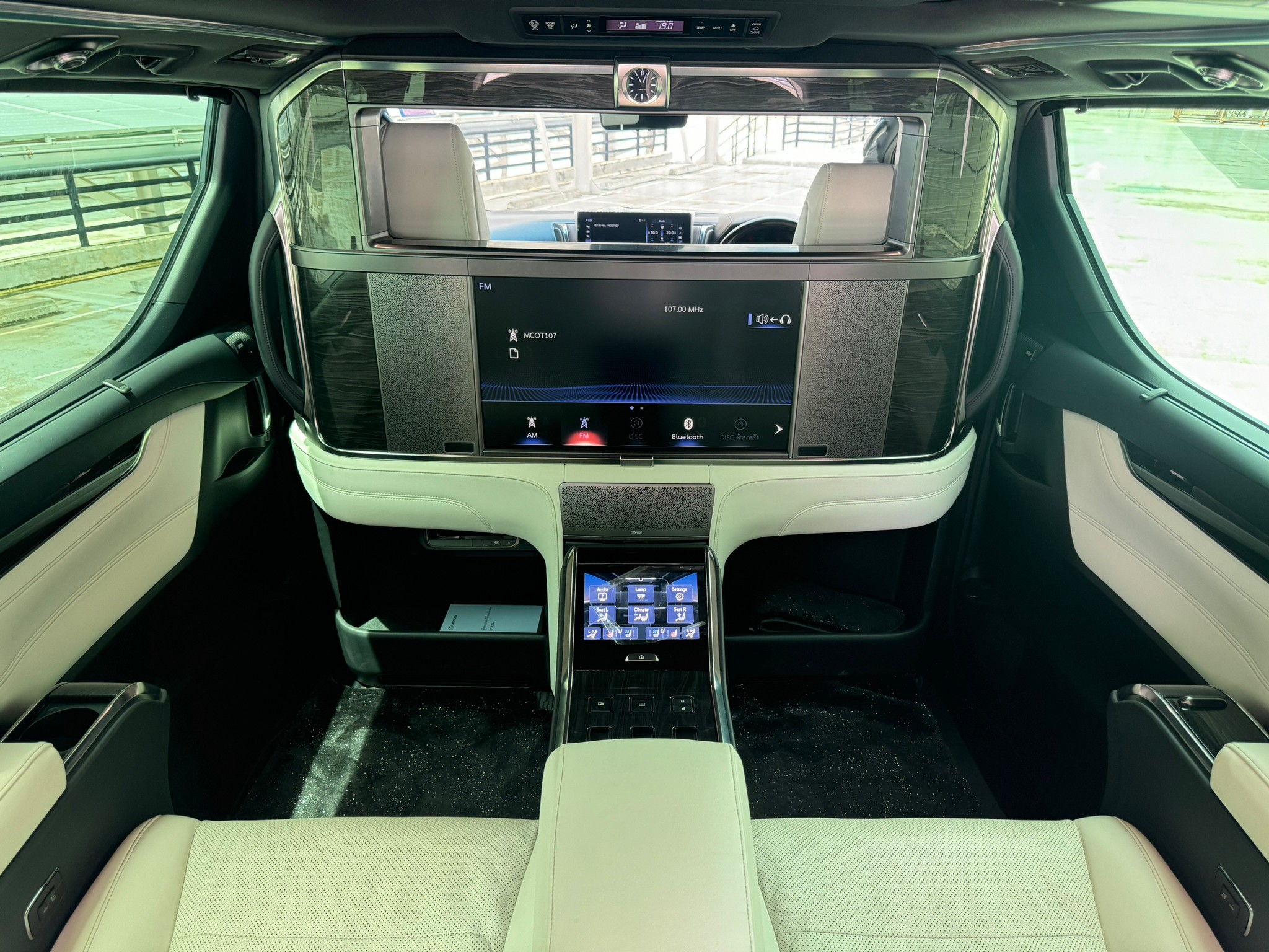 2022 Lexus LM300h (Executive 4 Seats) สีดำ (รูปที่ 6)