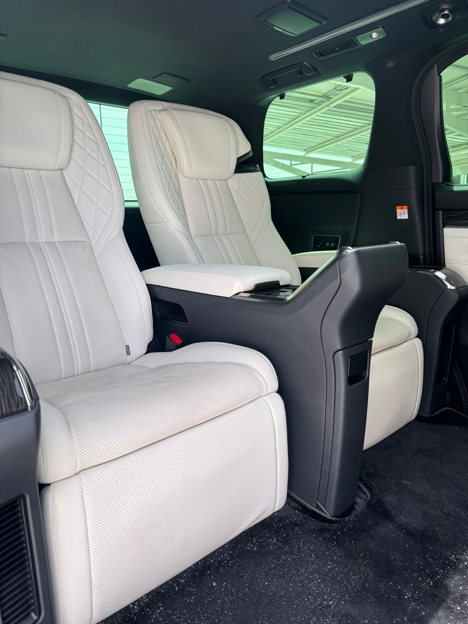 2022 Lexus LM300h (Executive 4 Seats) สีดำ (รูปที่ 5)