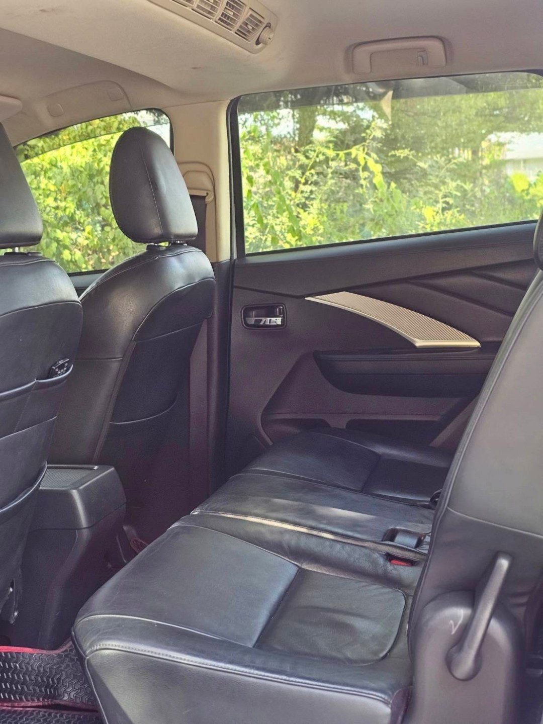 2021 Mitsubishi Xpander สีขาว (รูปที่ 6)