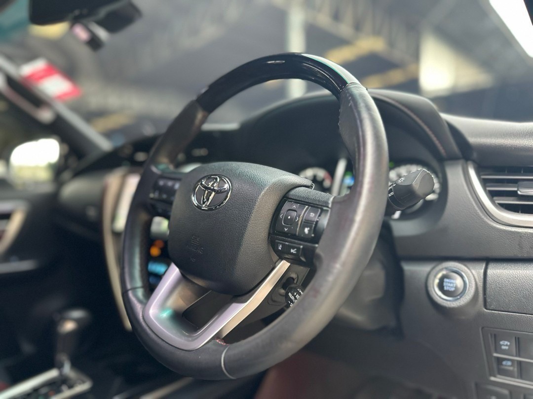 2021 Toyota Fortuner สีขาว (รูปที่ 6)