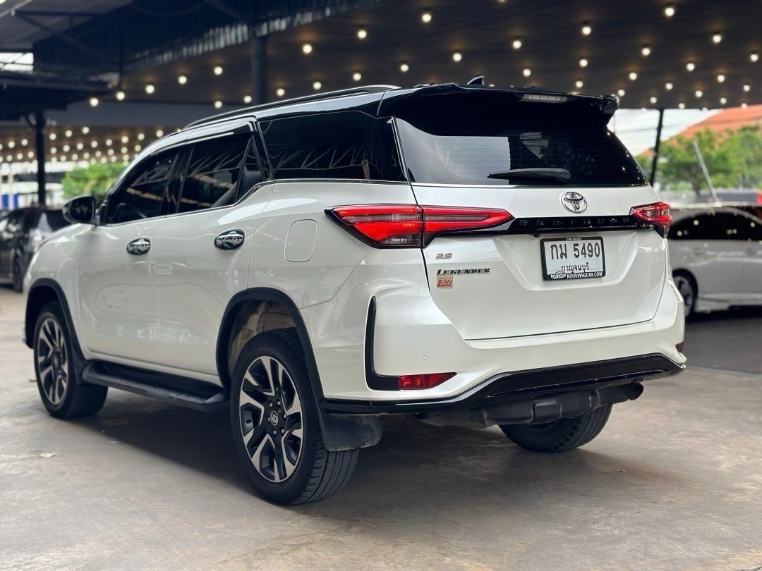 2021 Toyota Fortuner สีขาว (รูปที่ 8)
