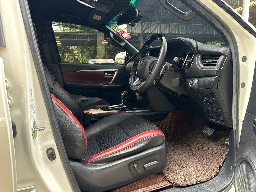 2021 Toyota Fortuner สีขาว (รูปที่ 5)