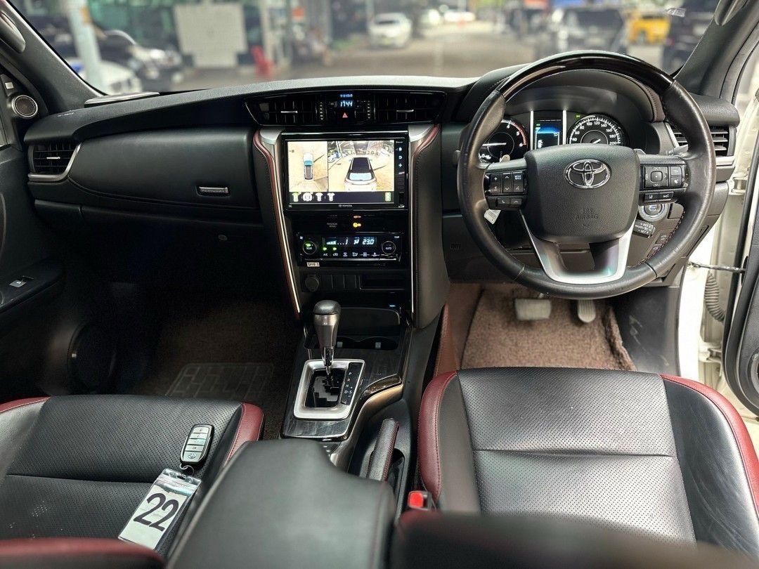 2021 Toyota Fortuner สีขาว (รูปที่ 3)