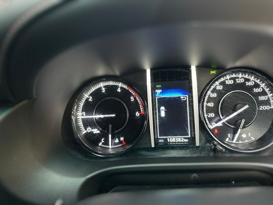 2021 Toyota Fortuner สีขาว (รูปที่ 4)