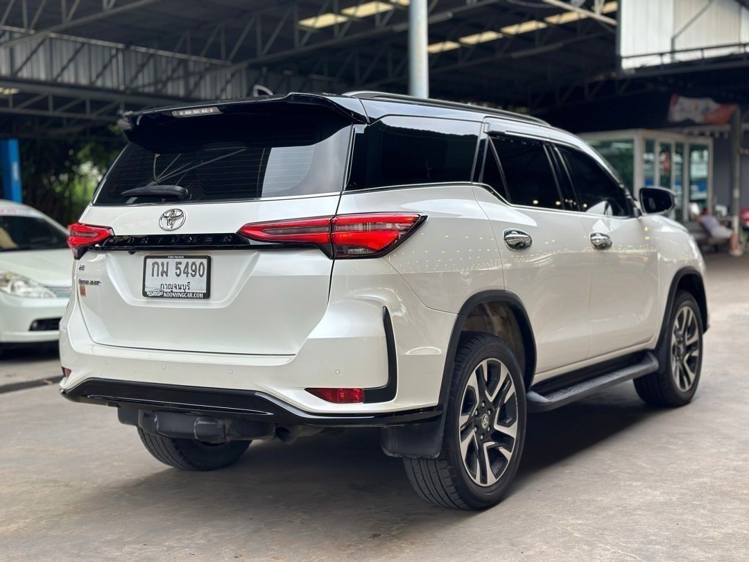 2021 Toyota Fortuner สีขาว (รูปที่ 10)