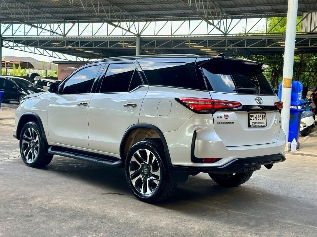2021 Toyota Fortuner สีขาว (รูปที่ 6)