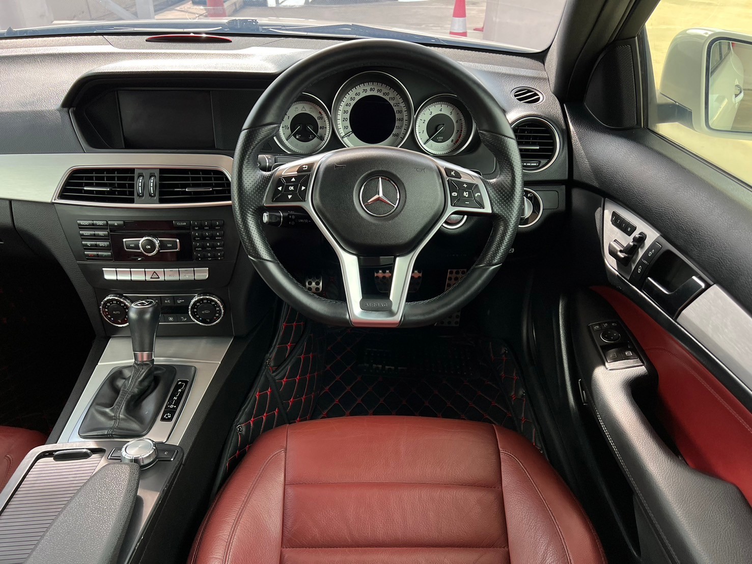 2013 Mercedes-Benz C-Class Coupe C180 สีขาว