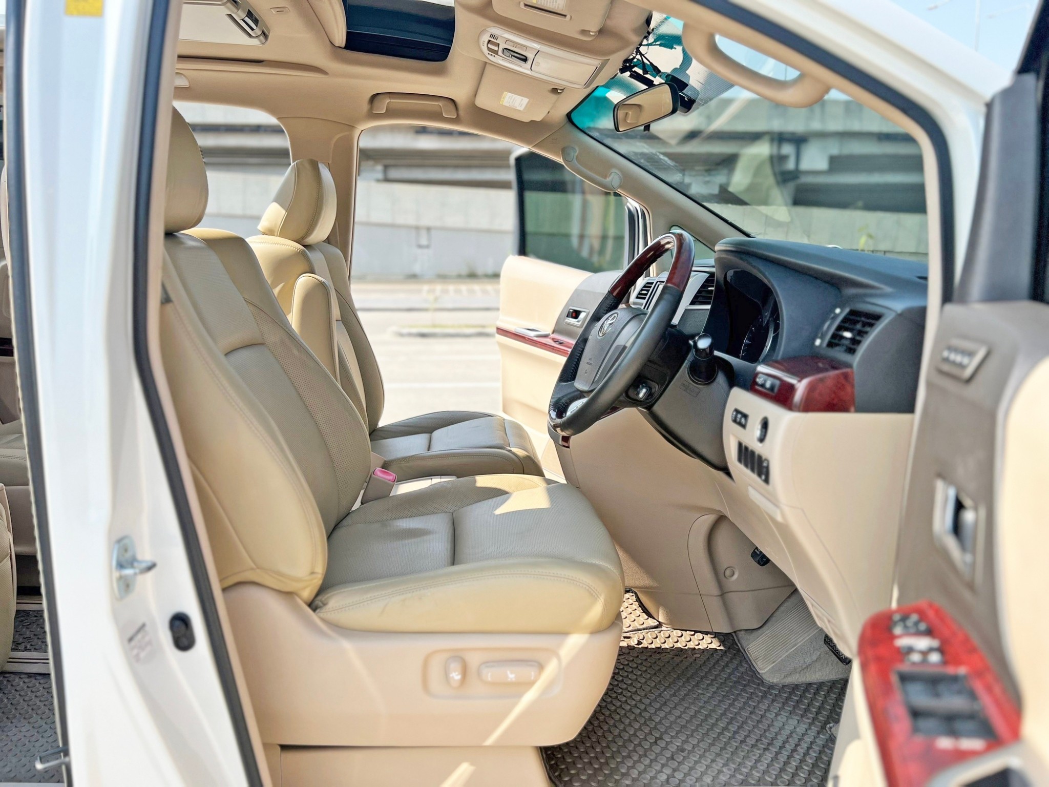 TOYOTA VELLFIRE 2.4V ปี2012 ไมล์130,000 รถสวย พร้อมใช้งาน (รูปที่ 5)