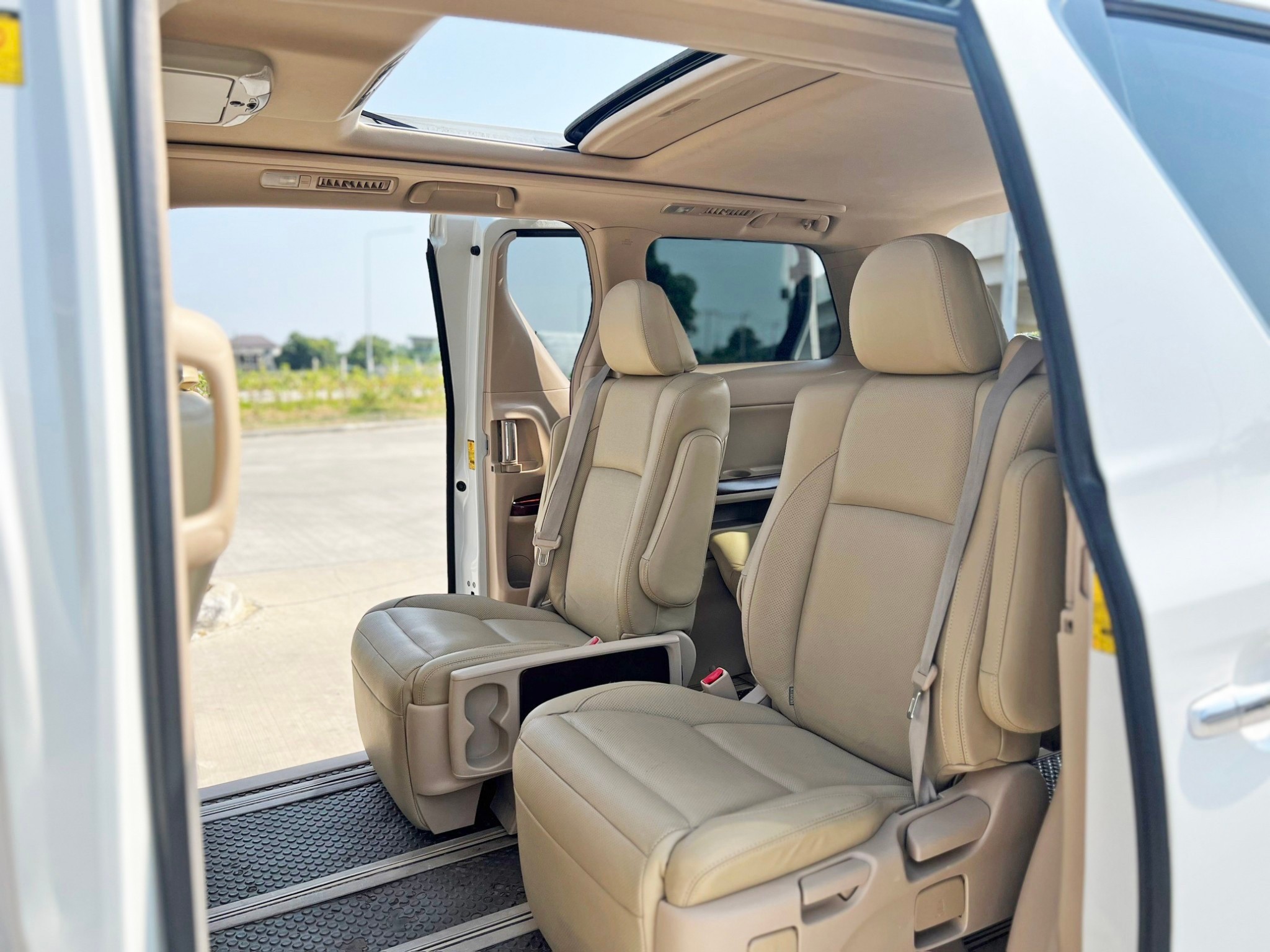 TOYOTA VELLFIRE 2.4V ปี2012 ไมล์130,000 รถสวย พร้อมใช้งาน (รูปที่ 13)