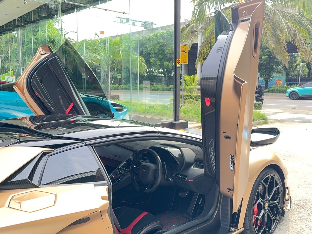 2021 Lamborghini Aventador SVJ Roadster สีน้ำตาล (รูปที่ 10)