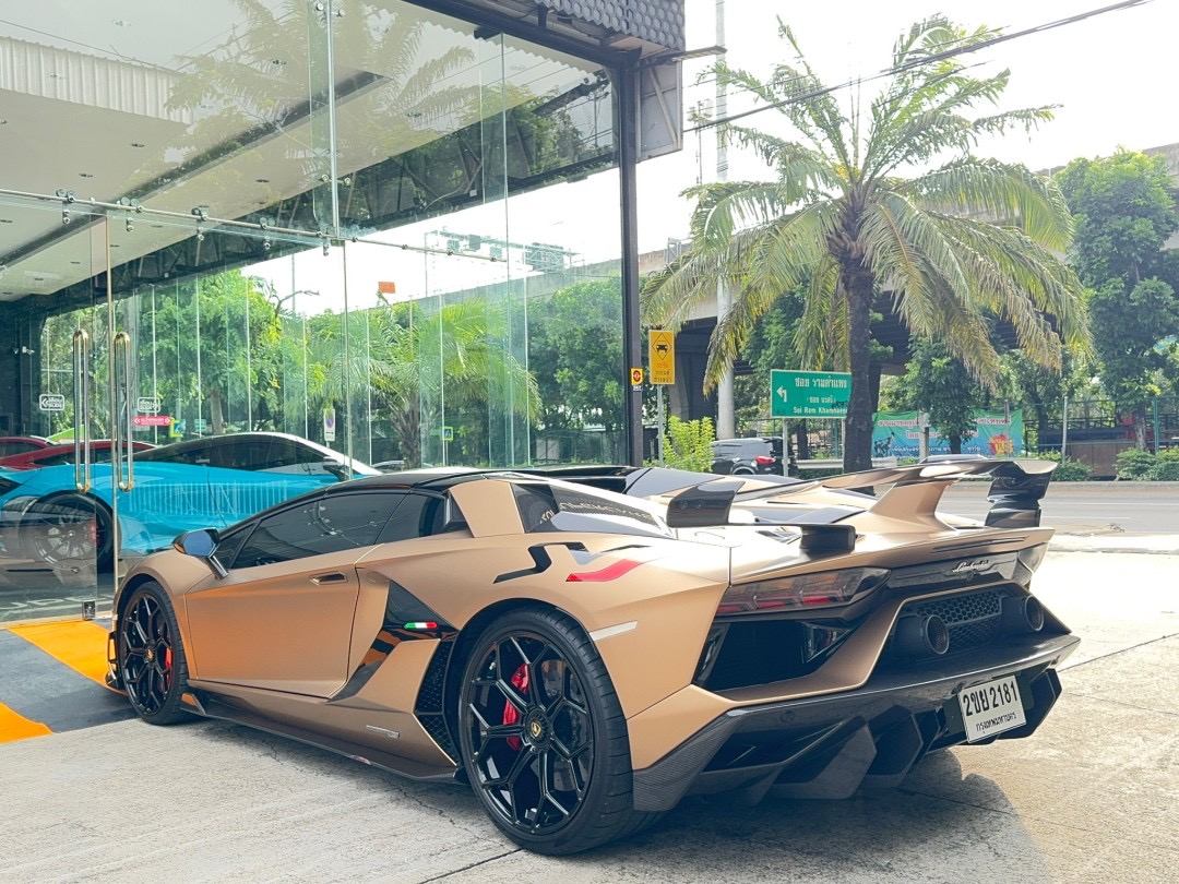2021 Lamborghini Aventador SVJ Roadster สีน้ำตาล (รูปที่ 8)