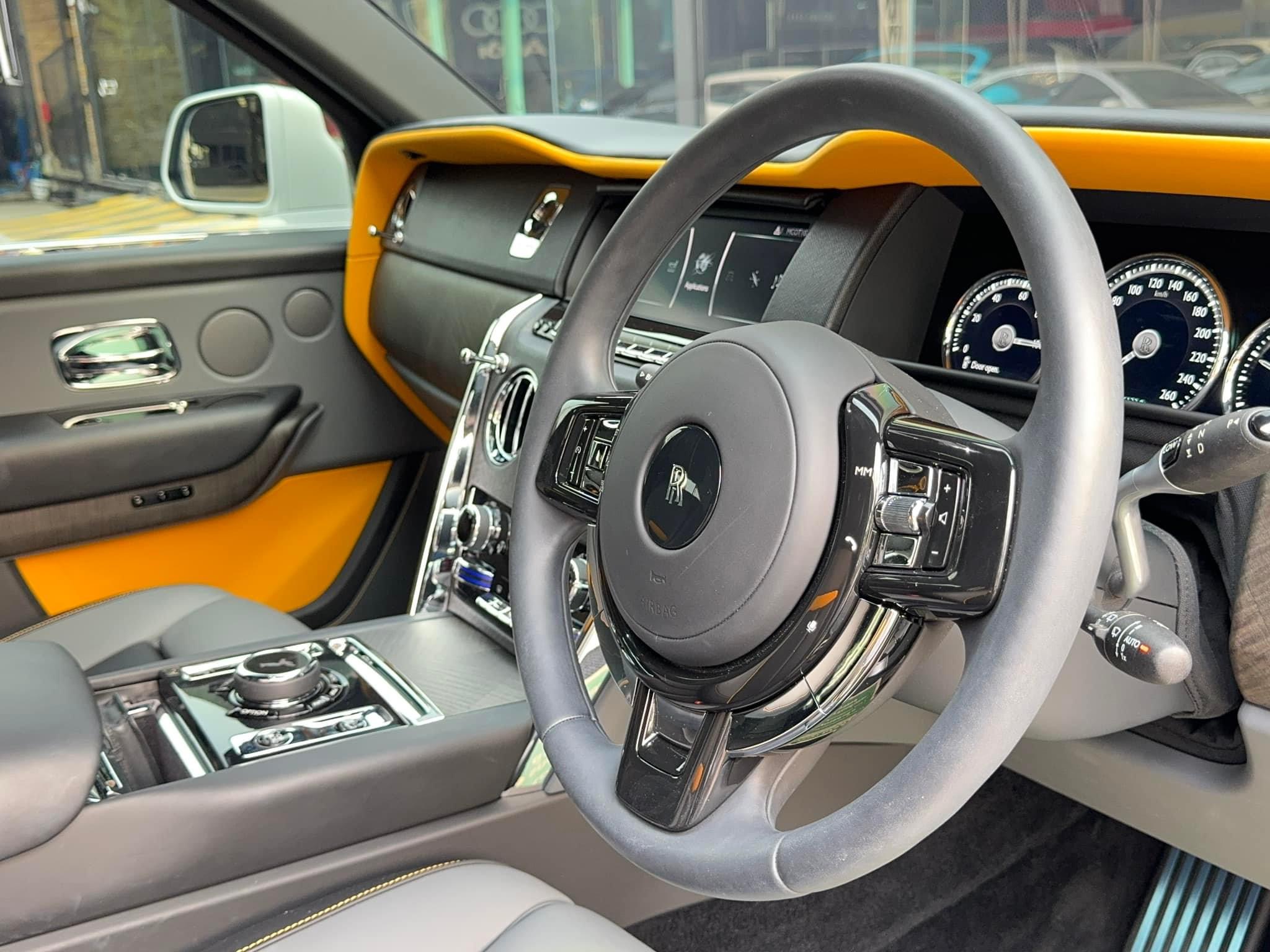 2023 Rolls-Royce Cullinan สีขาว (รูปที่ 6)