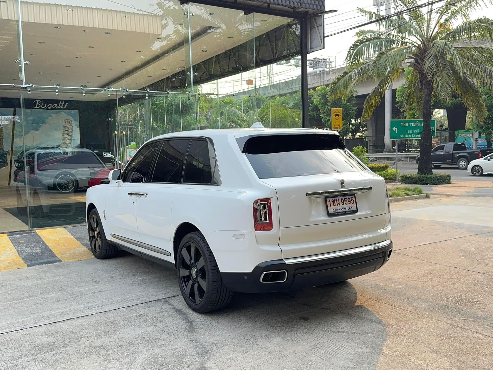 2023 Rolls-Royce Cullinan สีขาว (รูปที่ 3)