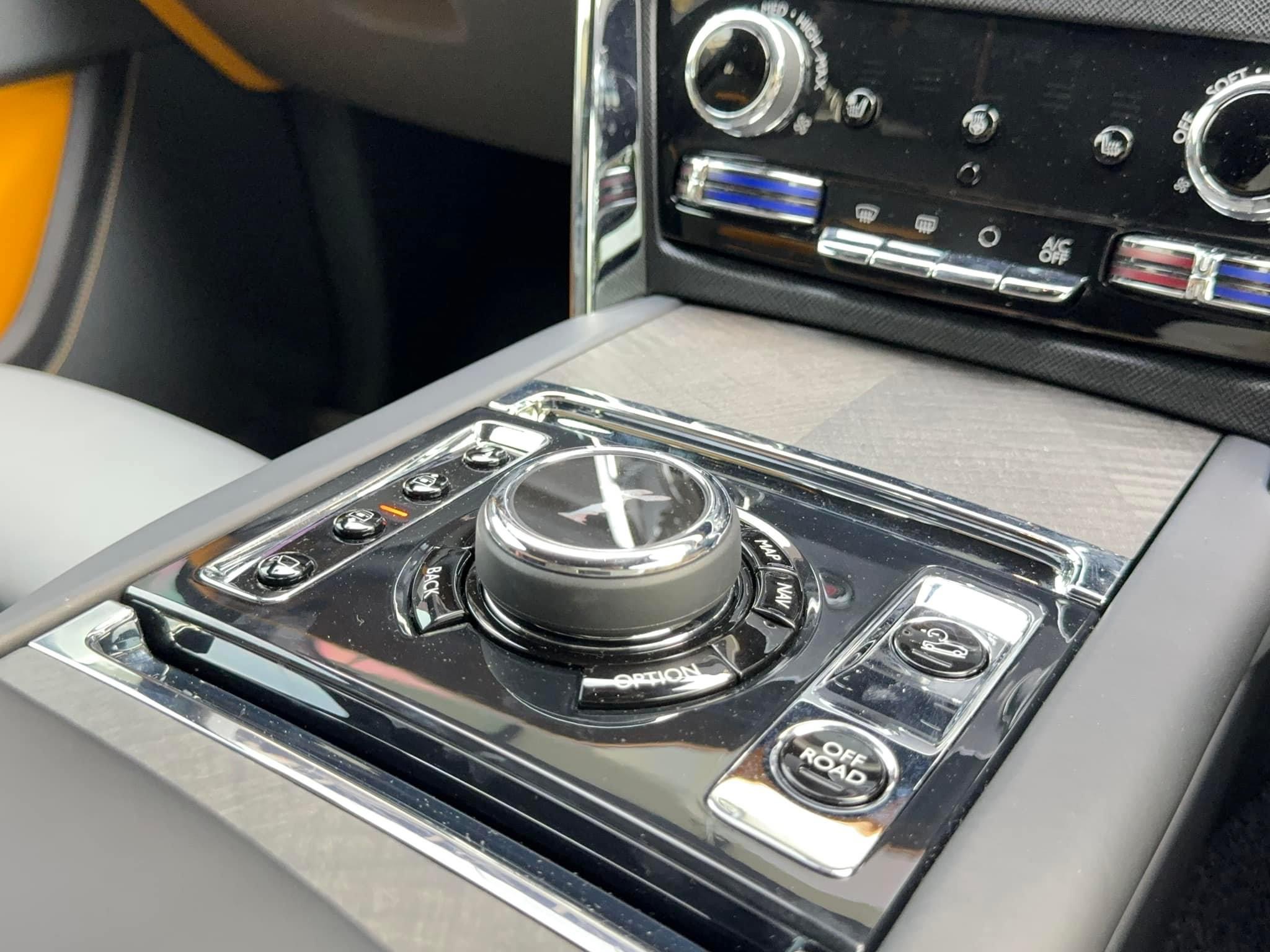 2023 Rolls-Royce Cullinan สีขาว (รูปที่ 4)