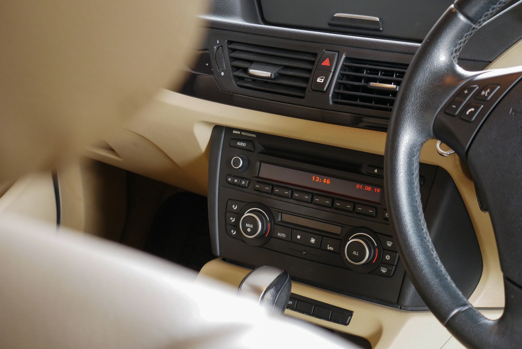 BMW X1 SDRIVE18I 2.0 AT ปี 2016 สีดำ (รูปที่ 6)
