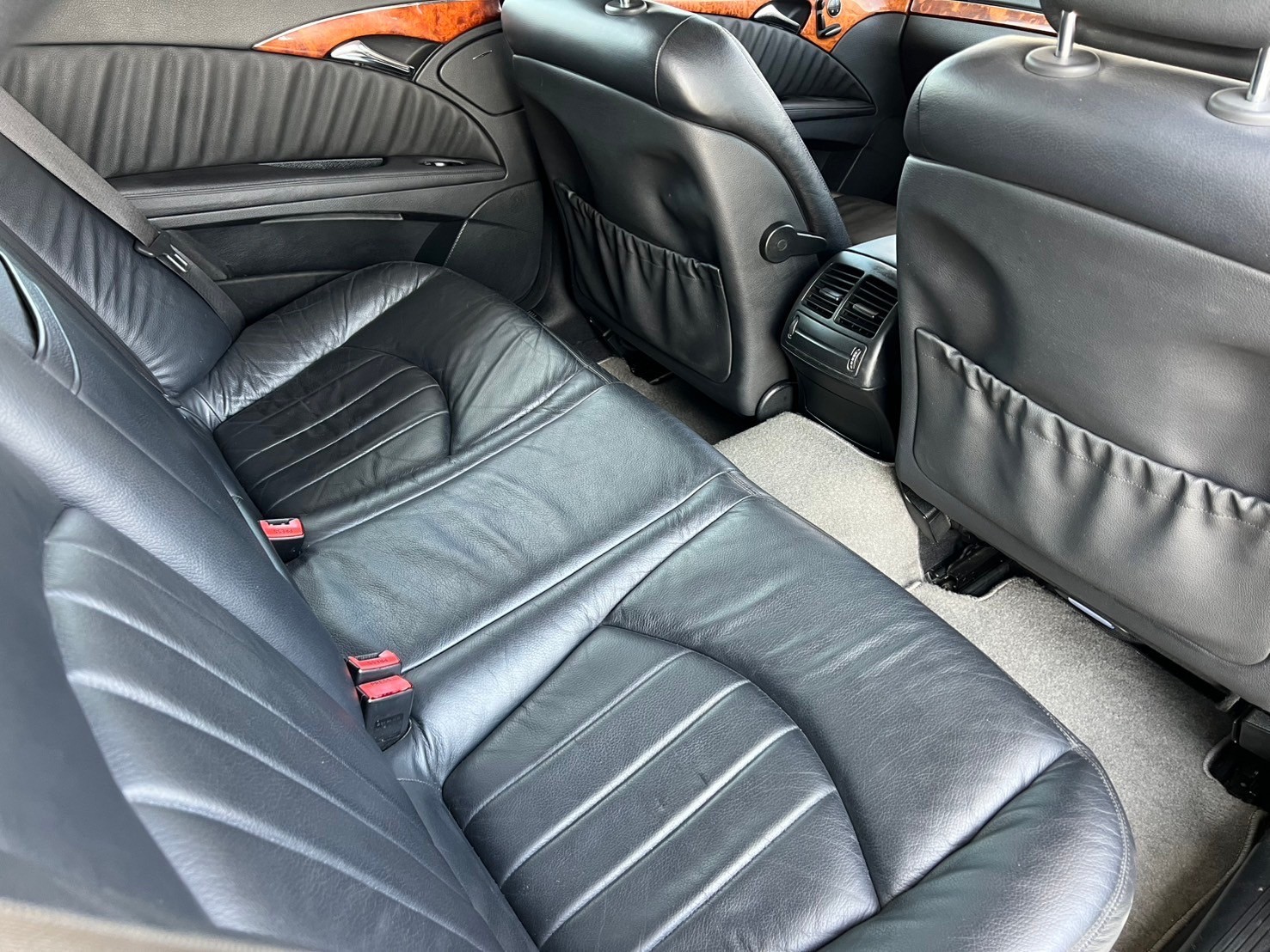 2007 Mercedes-Benz E-Class W211 E200 สีเงิน (รูปที่ 16)
