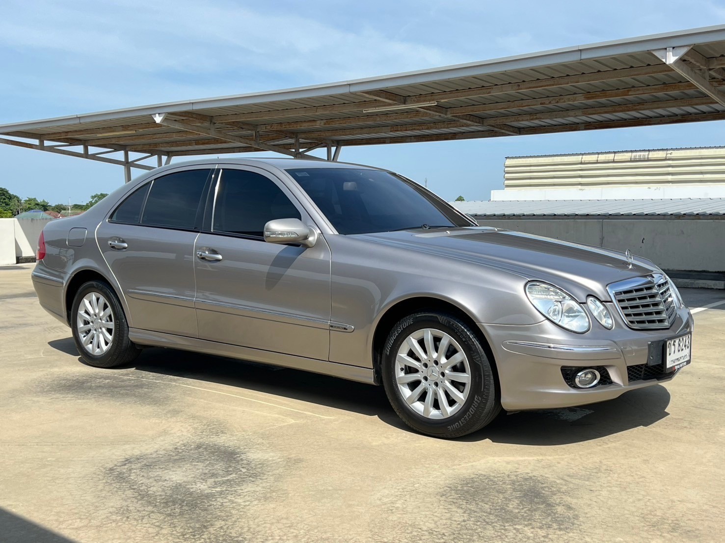 2007 Mercedes-Benz E-Class W211 E200 สีเงิน (รูปที่ 3)