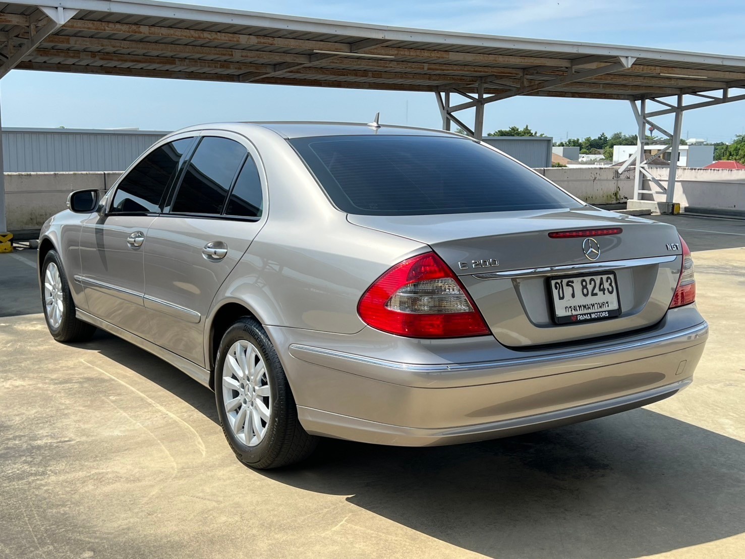 2007 Mercedes-Benz E-Class W211 E200 สีเงิน (รูปที่ 8)