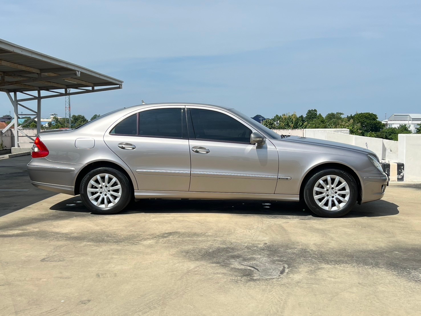 2007 Mercedes-Benz E-Class W211 E200 สีเงิน (รูปที่ 5)