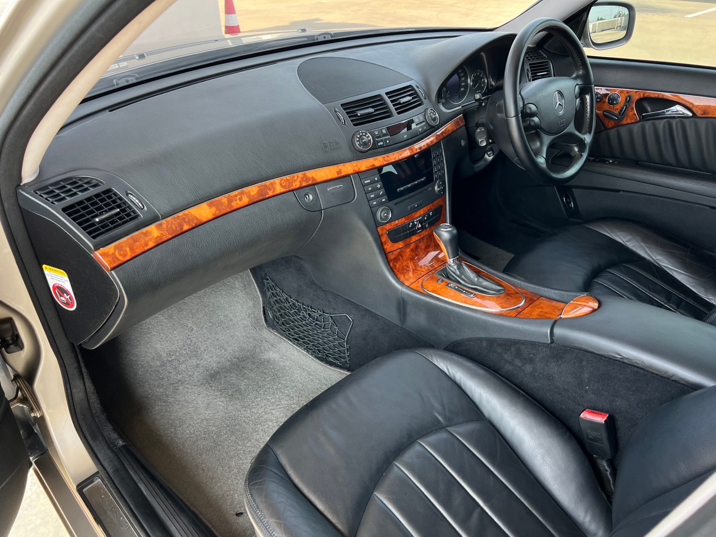 2007 Mercedes-Benz E-Class W211 E200 สีเงิน (รูปที่ 12)