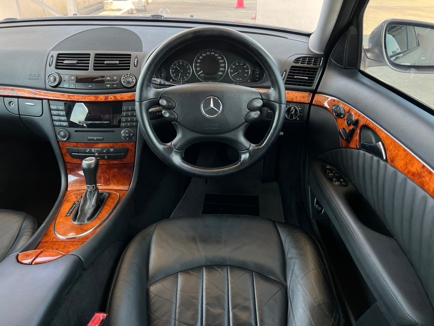 2007 Mercedes-Benz E-Class W211 E200 สีเงิน (รูปที่ 13)