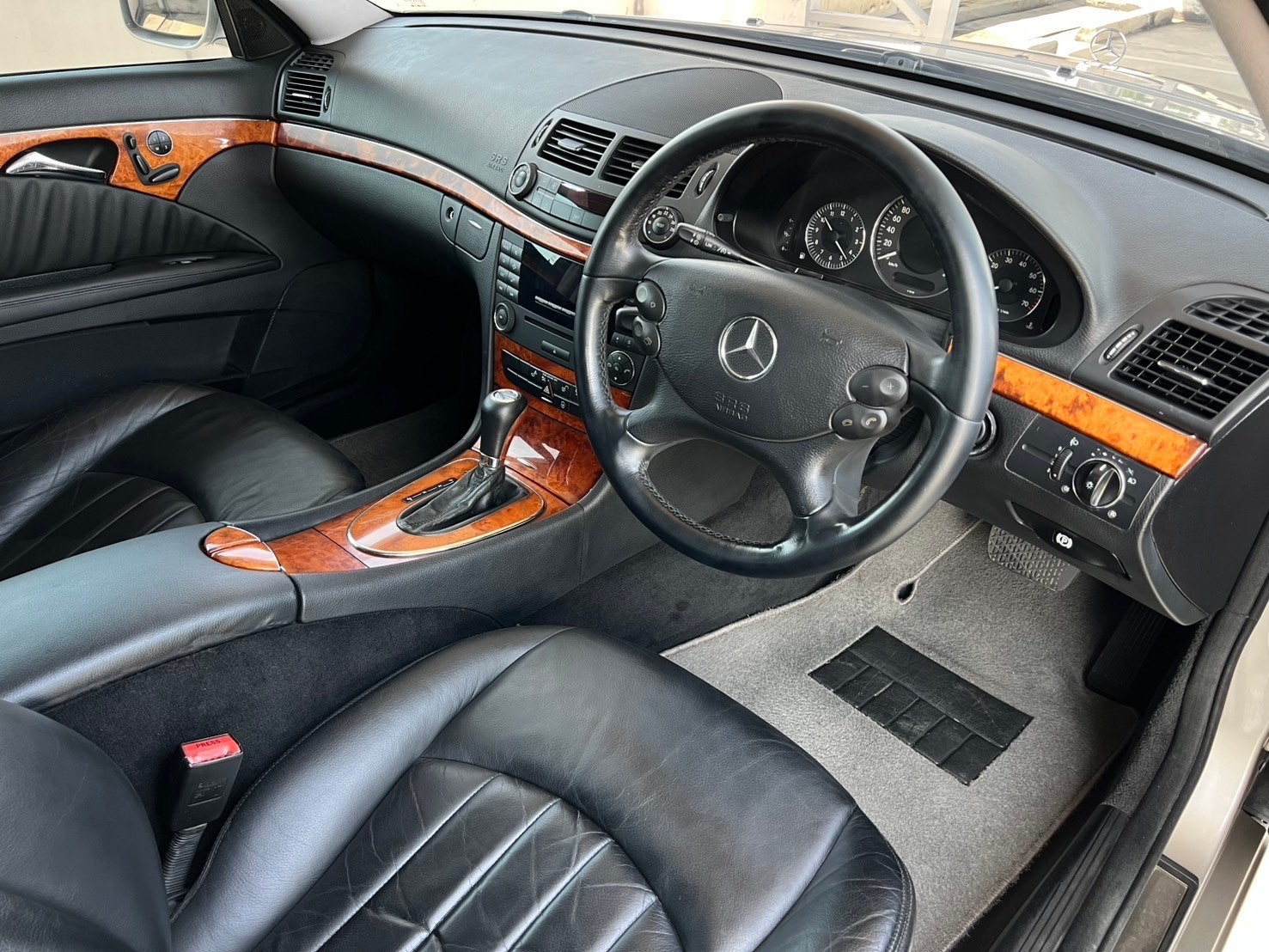 2007 Mercedes-Benz E-Class W211 E200 สีเงิน (รูปที่ 10)
