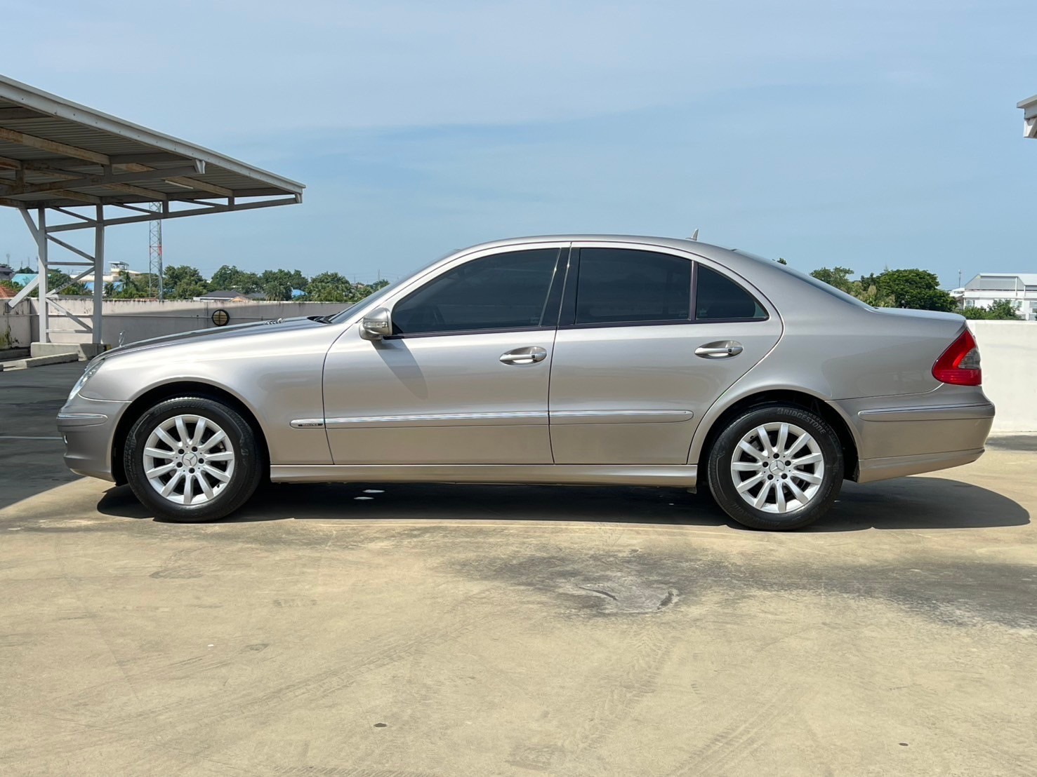 2007 Mercedes-Benz E-Class W211 E200 สีเงิน (รูปที่ 6)