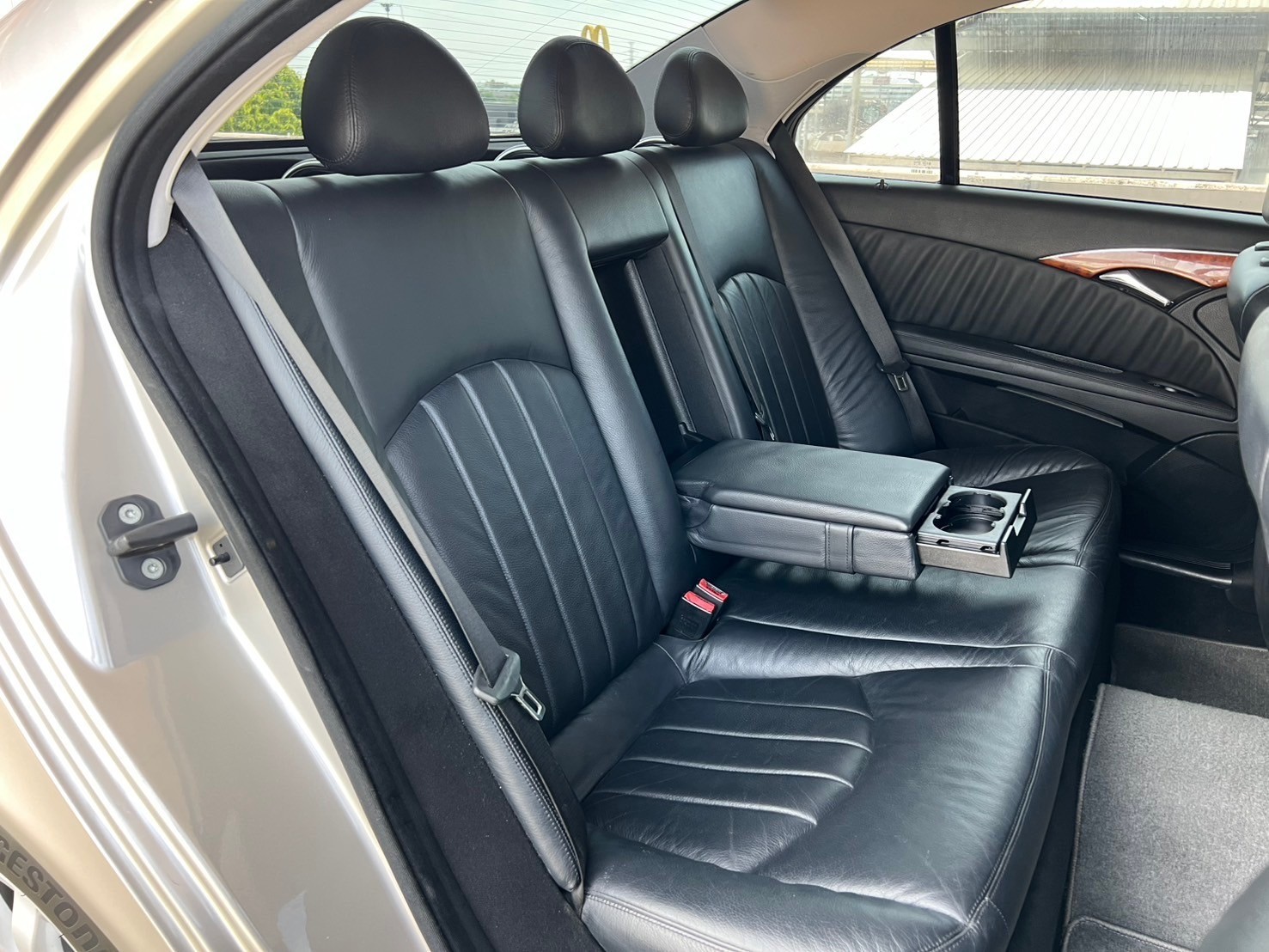 2007 Mercedes-Benz E-Class W211 E200 สีเงิน (รูปที่ 15)