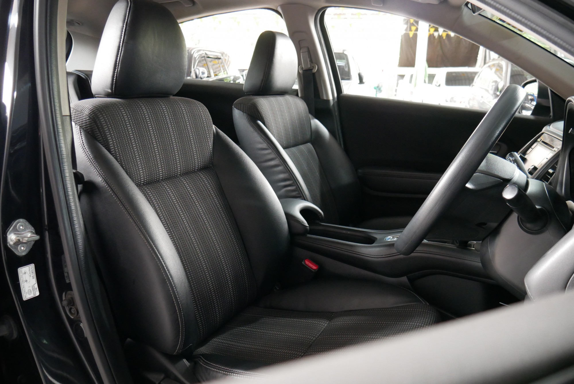 HONDA HR-V 1.8 S ATปี 2015 สีดำ (รูปที่ 8)