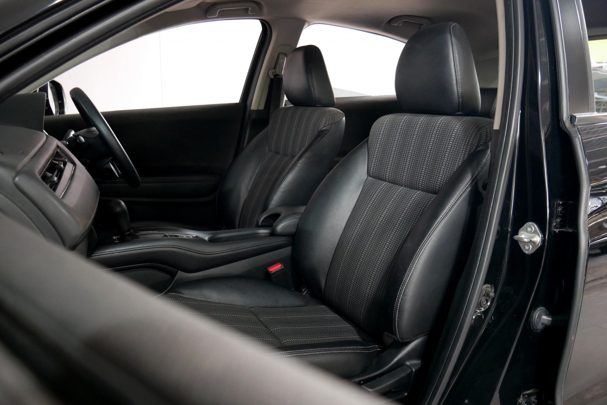 HONDA HR-V 1.8 S ATปี 2015 สีดำ (รูปที่ 9)