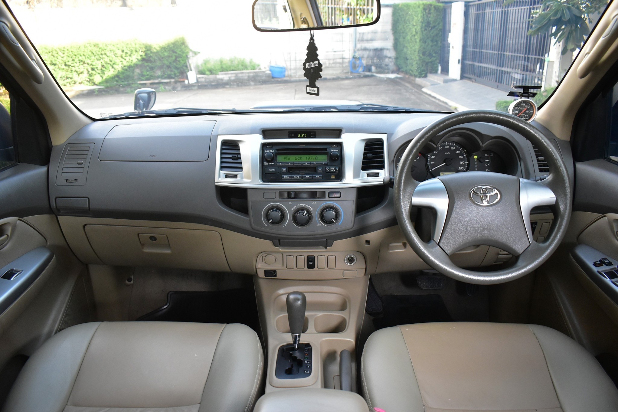 Toyota Hilux Vigo Champ 2.5E Prerunner 4ประตู ปี 2012 : สีดำ : ออโต้ : ดีเซล : ไมล์ 85,xxx km. (รูปที่ 3)