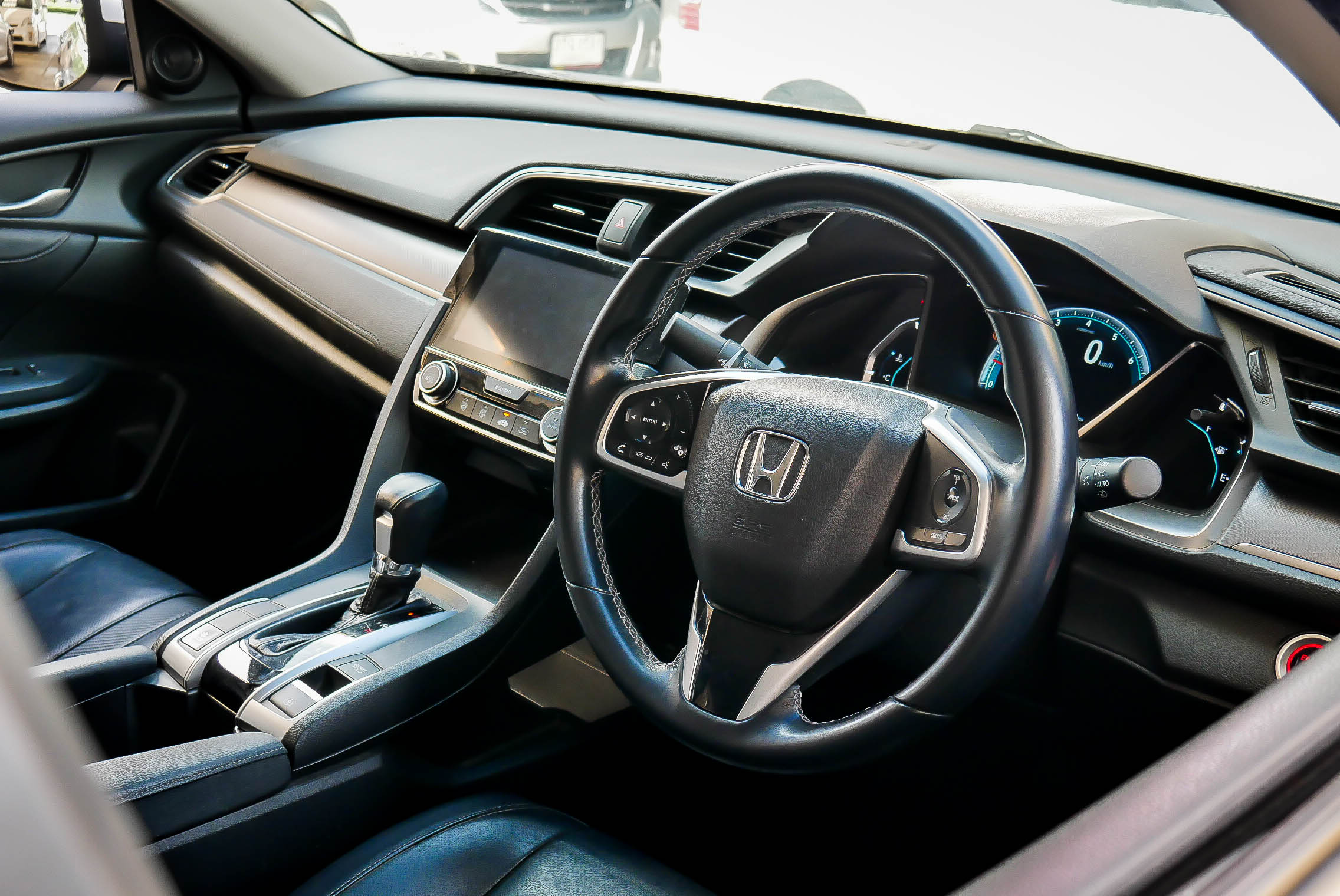HONDA CIVIC FC 1.8 EL AT   ปี 2016 สีเงิน (รูปที่ 8)