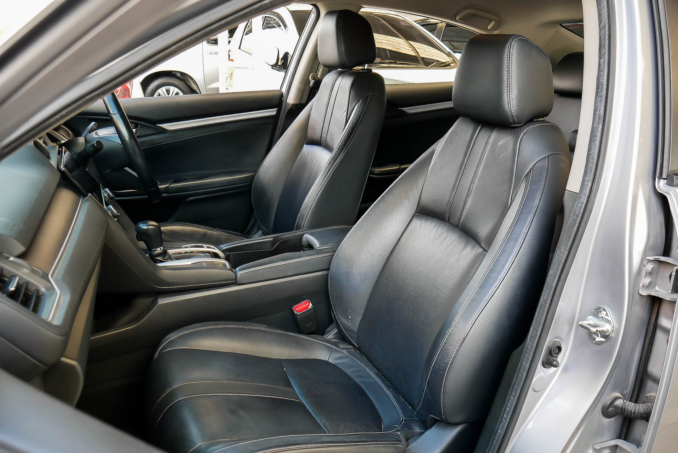 HONDA CIVIC FC 1.8 EL AT   ปี 2016 สีเงิน (รูปที่ 6)