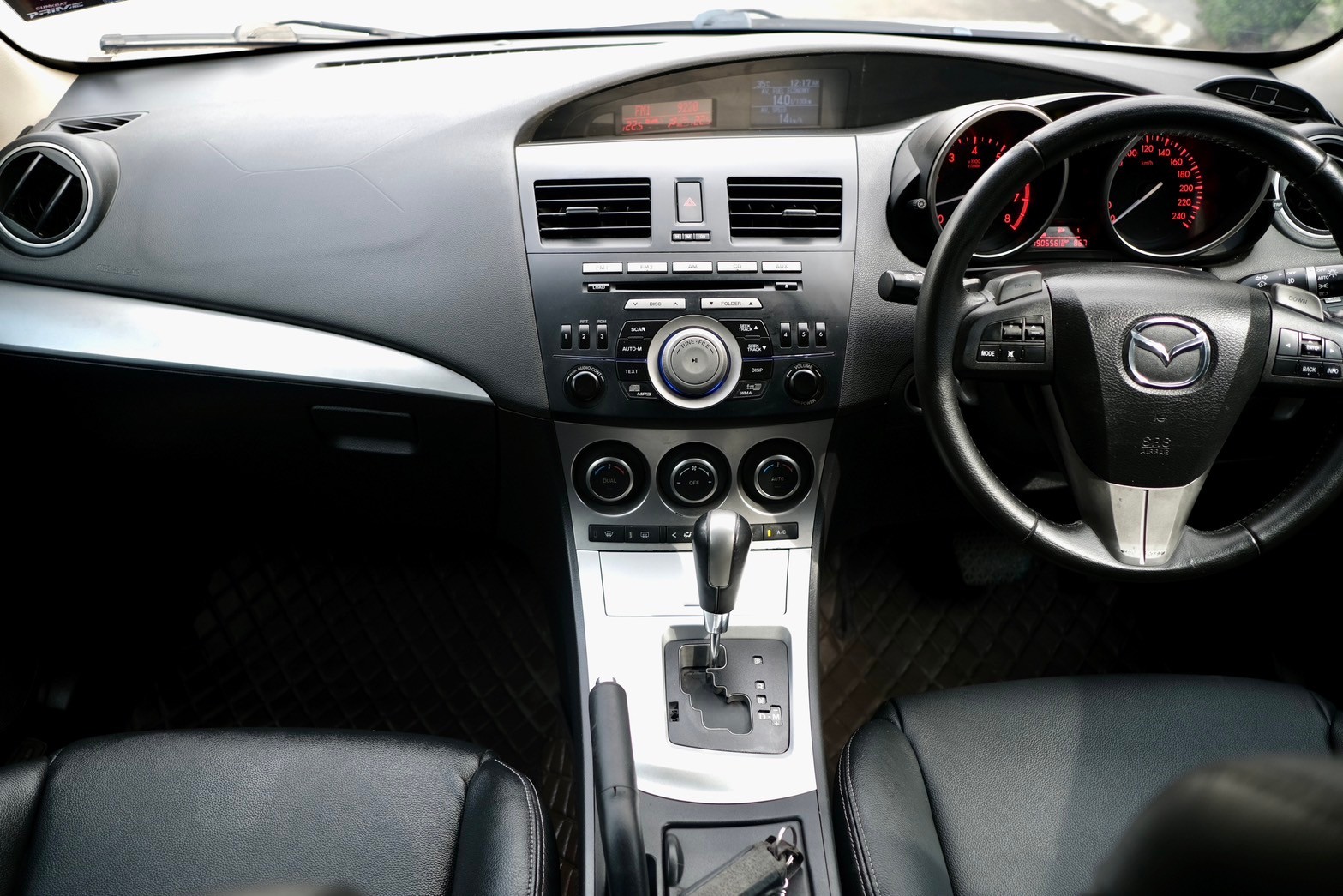 Mazda3 2.0BL ตัวTop hatchback Sunroof เครื่อง: เบนซิน เกียร์: ออโต้ สี: ขาว ปี: 2013 ไมล์: 1xx,xxx Km. (รูปที่ 2)